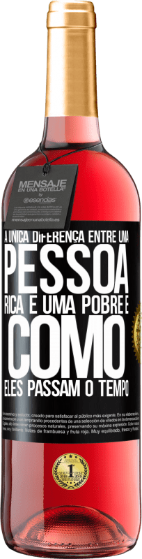 29,95 € Envio grátis | Vinho rosé Edição ROSÉ A única diferença entre uma pessoa rica e uma pobre é como eles passam o tempo Etiqueta Preta. Etiqueta personalizável Vinho jovem Colheita 2025 Tempranillo