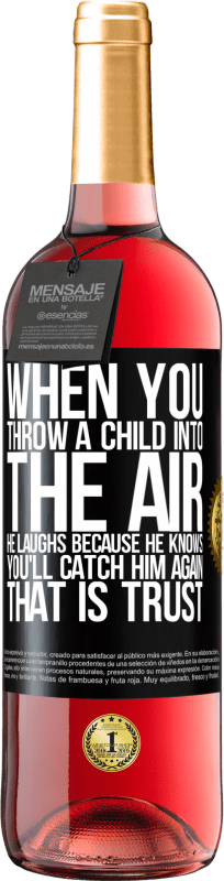 «Когда вы бросаете ребенка в воздух, он смеется, потому что знает, что вы снова его поймаете. ЭТО ДОВЕРИЕ» Издание ROSÉ