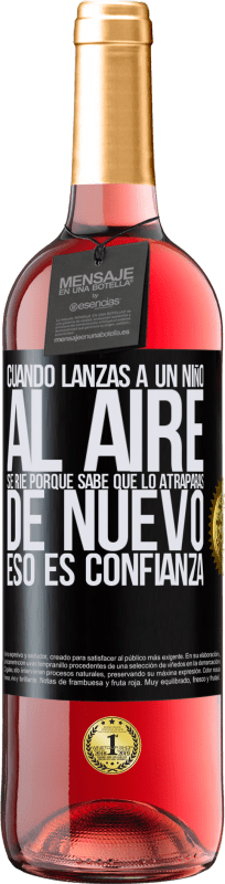 29,95 € | Vino Rosado Edición ROSÉ Cuando lanzas a un niño al aire, se ríe porque sabe que lo atraparás de nuevo. ESO ES CONFIANZA Etiqueta Negra. Etiqueta personalizable Vino joven Cosecha 2024 Tempranillo