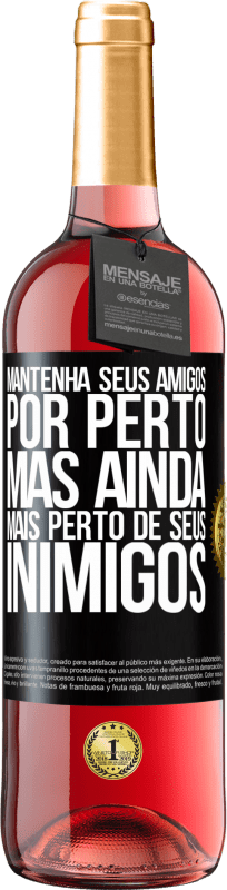 29,95 € | Vinho rosé Edição ROSÉ Mantenha seus amigos por perto, mas ainda mais perto de seus inimigos Etiqueta Preta. Etiqueta personalizável Vinho jovem Colheita 2024 Tempranillo