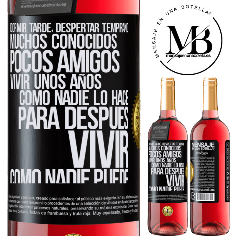 29,95 € Envío gratis | Vino Rosado Edición ROSÉ Dormir tarde, despertar temprano. Muchos conocidos, pocos amigos. Vivir unos años como nadie lo hace, para después vivir Etiqueta Negra. Etiqueta personalizable Vino joven Cosecha 2024 Tempranillo