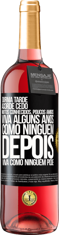 29,95 € | Vinho rosé Edição ROSÉ Durma tarde, acorde cedo. Muitos conhecidos, poucos amigos. Viva alguns anos como ninguém, depois viva como ninguém pode Etiqueta Preta. Etiqueta personalizável Vinho jovem Colheita 2024 Tempranillo