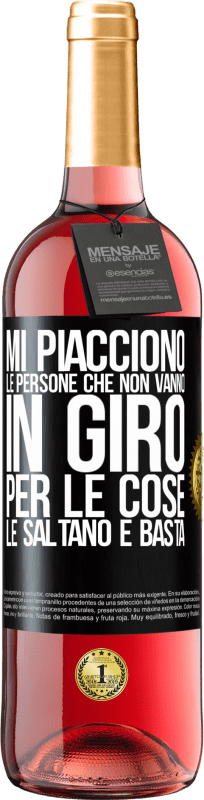 29,95 € Spedizione Gratuita | Vino rosato Edizione ROSÉ Mi piacciono le persone che non vanno in giro per le cose, le saltano e basta Etichetta Nera. Etichetta personalizzabile Vino giovane Raccogliere 2025 Tempranillo