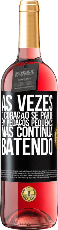 Envio grátis | Vinho rosé Edição ROSÉ Às vezes, o coração se parte em pedaços pequenos, mas continua batendo Etiqueta Preta. Etiqueta personalizável Vinho jovem Colheita 2023 Tempranillo