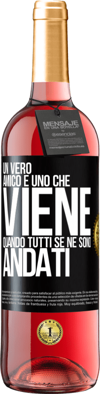 Spedizione Gratuita | Vino rosato Edizione ROSÉ Un vero amico è uno che viene quando tutti se ne sono andati Etichetta Nera. Etichetta personalizzabile Vino giovane Raccogliere 2023 Tempranillo