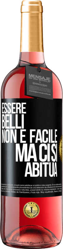 29,95 € Spedizione Gratuita | Vino rosato Edizione ROSÉ Essere belli non è facile, ma ci si abitua Etichetta Nera. Etichetta personalizzabile Vino giovane Raccogliere 2025 Tempranillo