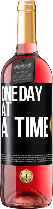29,95 € | Розовое вино Издание ROSÉ Один день за раз Черная метка. Настраиваемая этикетка Молодое вино Урожай 2023 Tempranillo