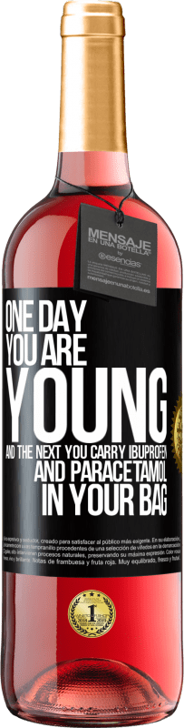 29,95 € | 桃红葡萄酒 ROSÉ版 有一天，您年轻，第二天，您将布洛芬和扑热息痛装在袋子中 黑标. 可自定义的标签 青年酒 收成 2023 Tempranillo