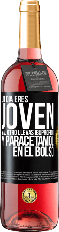 29,95 € Envío gratis | Vino Rosado Edición ROSÉ Un día eres joven y al otro llevas ibuprofeno y paracetamol en el bolso Etiqueta Negra. Etiqueta personalizable Vino joven Cosecha 2023 Tempranillo