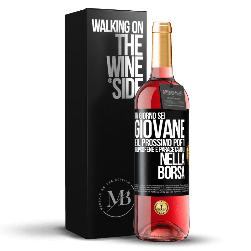 29,95 € Spedizione Gratuita | Vino rosato Edizione ROSÉ Un giorno sei giovane e il prossimo porti ibuprofene e paracetamolo nella borsa Etichetta Nera. Etichetta personalizzabile Vino giovane Raccogliere 2025 Tempranillo