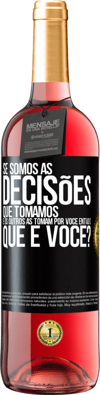 Envio grátis | Vinho rosé Edição ROSÉ Se somos as decisões que tomamos e os outros as tomam por você, então o que é você? Etiqueta Preta. Etiqueta personalizável Vinho jovem Colheita 2023 Tempranillo