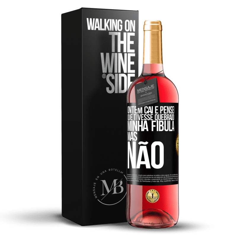 29,95 € Envio grátis | Vinho rosé Edição ROSÉ Ontem caí e pensei que tivesse quebrado minha fíbula. Mas não Etiqueta Preta. Etiqueta personalizável Vinho jovem Colheita 2023 Tempranillo