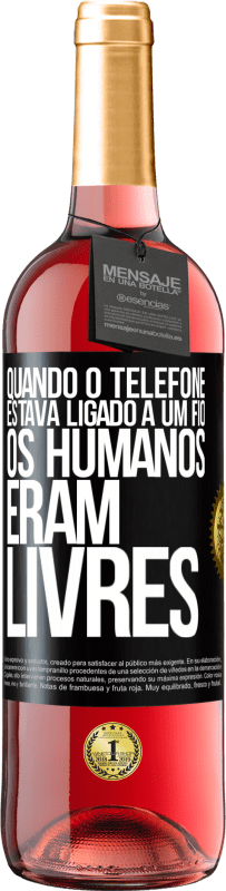 Envio grátis | Vinho rosé Edição ROSÉ Quando o telefone estava ligado a um fio, os humanos eram livres Etiqueta Preta. Etiqueta personalizável Vinho jovem Colheita 2023 Tempranillo