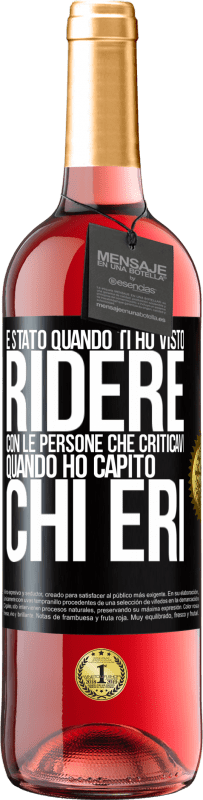 29,95 € Spedizione Gratuita | Vino rosato Edizione ROSÉ È stato quando ti ho visto ridere con le persone che criticavi, quando ho capito chi eri Etichetta Nera. Etichetta personalizzabile Vino giovane Raccogliere 2025 Tempranillo