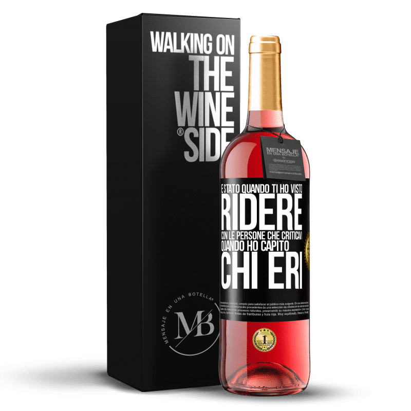 29,95 € Spedizione Gratuita | Vino rosato Edizione ROSÉ È stato quando ti ho visto ridere con le persone che criticavi, quando ho capito chi eri Etichetta Nera. Etichetta personalizzabile Vino giovane Raccogliere 2025 Tempranillo