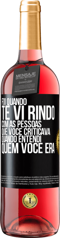 Envio grátis | Vinho rosé Edição ROSÉ Foi quando te vi rindo com as pessoas que você criticava, quando entendi quem você era Etiqueta Preta. Etiqueta personalizável Vinho jovem Colheita 2023 Tempranillo