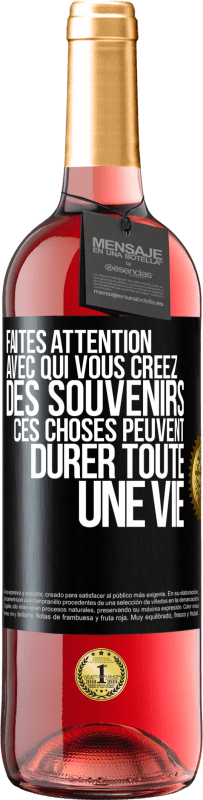 Envoi gratuit | Vin rosé Édition ROSÉ Faites attention avec qui vous créez des souvenirs. Ces choses peuvent durer toute une vie Étiquette Noire. Étiquette personnalisable Vin jeune Récolte 2023 Tempranillo