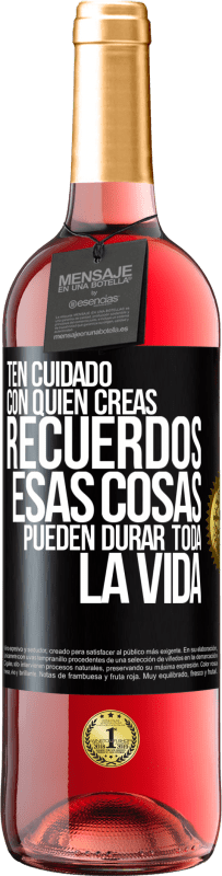 Envío gratis | Vino Rosado Edición ROSÉ Ten cuidado con quién creas recuerdos. Esas cosas pueden durar toda la vida Etiqueta Negra. Etiqueta personalizable Vino joven Cosecha 2023 Tempranillo