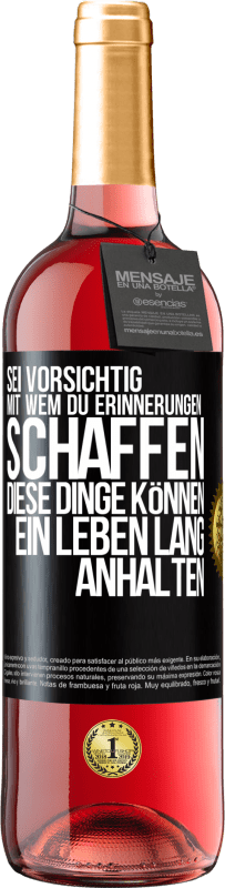 Kostenloser Versand | Roséwein ROSÉ Ausgabe Sei vorsichtig, mit wem du Erinnerungen schaffen. Diese Dinge können ein Leben lang anhalten Schwarzes Etikett. Anpassbares Etikett Junger Wein Ernte 2023 Tempranillo