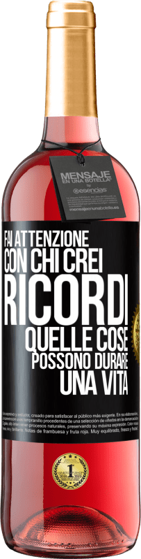 Spedizione Gratuita | Vino rosato Edizione ROSÉ Fai attenzione con chi crei ricordi. Quelle cose possono durare una vita Etichetta Nera. Etichetta personalizzabile Vino giovane Raccogliere 2023 Tempranillo