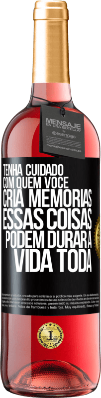 Envio grátis | Vinho rosé Edição ROSÉ Tenha cuidado com quem você cria memórias. Essas coisas podem durar a vida toda Etiqueta Preta. Etiqueta personalizável Vinho jovem Colheita 2023 Tempranillo