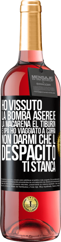 29,95 € Spedizione Gratuita | Vino rosato Edizione ROSÉ Ho vissuto La bomba, Aserejé, La Macarena, El Tiburon e Opá, ho viaggiato a corrá. Non darmi che il Despacito ti stanca Etichetta Nera. Etichetta personalizzabile Vino giovane Raccogliere 2023 Tempranillo