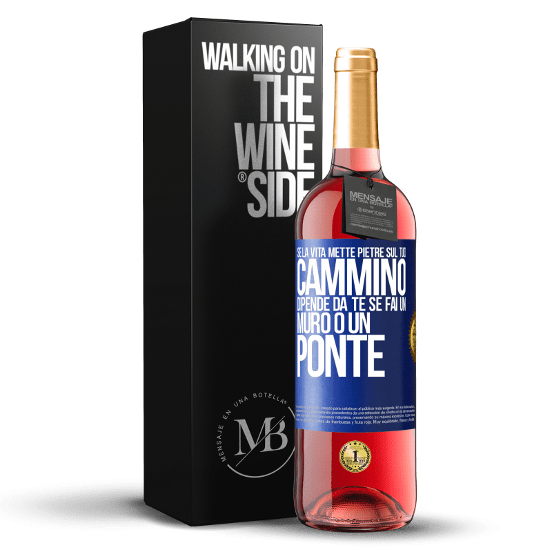 29,95 € Spedizione Gratuita | Vino rosato Edizione ROSÉ Se la vita mette pietre sul tuo cammino, dipende da te se fai un muro o un ponte Etichetta Blu. Etichetta personalizzabile Vino giovane Raccogliere 2023 Tempranillo