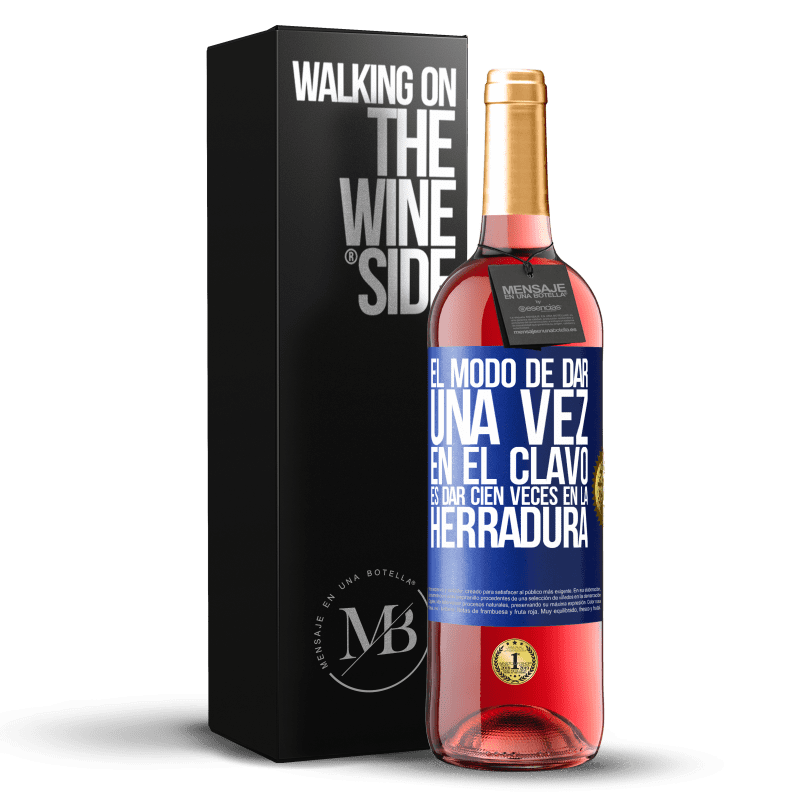 29,95 € Envío gratis | Vino Rosado Edición ROSÉ El modo de dar una vez en el clavo, es dar cien veces en la herradura Etiqueta Azul. Etiqueta personalizable Vino joven Cosecha 2024 Tempranillo