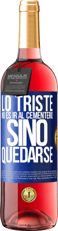 29,95 € Envío gratis | Vino Rosado Edición ROSÉ Lo triste no es ir al cementerio, sino quedarse Etiqueta Azul. Etiqueta personalizable Vino joven Cosecha 2025 Tempranillo