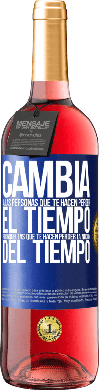 29,95 € | Vino Rosado Edición ROSÉ Cambia a las personas que te hacen perder el tiempo por aquellas que te hacen perder la noción del tiempo Etiqueta Azul. Etiqueta personalizable Vino joven Cosecha 2025 Tempranillo