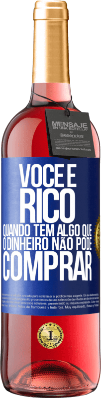 29,95 € Envio grátis | Vinho rosé Edição ROSÉ Você é rico quando tem algo que o dinheiro não pode comprar Etiqueta Azul. Etiqueta personalizável Vinho jovem Colheita 2025 Tempranillo