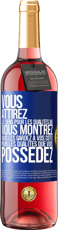 29,95 € Envoi gratuit | Vin rosé Édition ROSÉ Vous attirez les gens pour les qualités que vous montrez. Vous les gardez à vos côtés pour les qualités que vous possédez Étiquette Bleue. Étiquette personnalisable Vin jeune Récolte 2025 Tempranillo