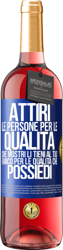 29,95 € | Vino rosato Edizione ROSÉ Attiri le persone per le qualità che mostri. Li tieni al tuo fianco per le qualità che possiedi Etichetta Blu. Etichetta personalizzabile Vino giovane Raccogliere 2024 Tempranillo