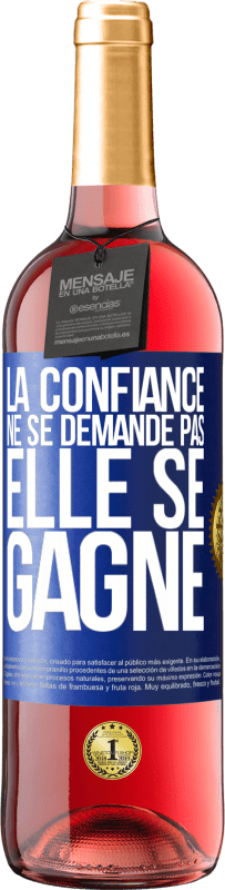 Envoi gratuit | Vin rosé Édition ROSÉ La confiance ne se demande pas, elle se gagne Étiquette Bleue. Étiquette personnalisable Vin jeune Récolte 2023 Tempranillo