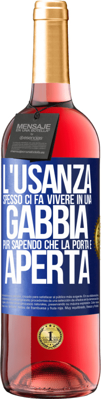 29,95 € | Vino rosato Edizione ROSÉ L'usanza spesso ci fa vivere in una gabbia pur sapendo che la porta è aperta Etichetta Blu. Etichetta personalizzabile Vino giovane Raccogliere 2024 Tempranillo