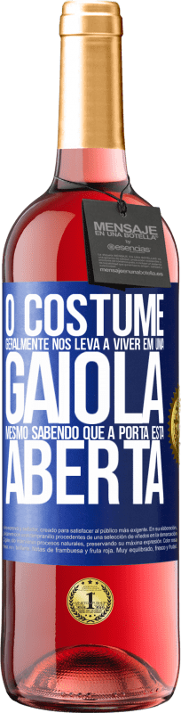 29,95 € Envio grátis | Vinho rosé Edição ROSÉ O costume geralmente nos leva a viver em uma gaiola, mesmo sabendo que a porta está aberta Etiqueta Azul. Etiqueta personalizável Vinho jovem Colheita 2025 Tempranillo