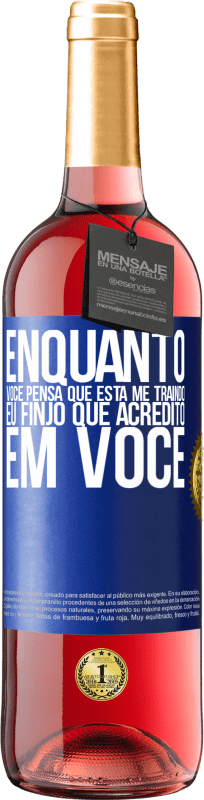 29,95 € Envio grátis | Vinho rosé Edição ROSÉ Enquanto você pensa que está me traindo, eu finjo que acredito em você Etiqueta Azul. Etiqueta personalizável Vinho jovem Colheita 2025 Tempranillo