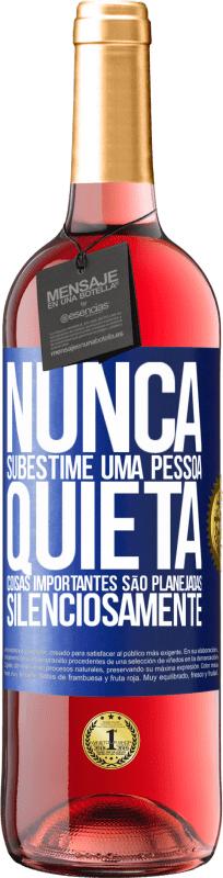 29,95 € | Vinho rosé Edição ROSÉ Nunca subestime uma pessoa quieta, coisas importantes são planejadas silenciosamente Etiqueta Azul. Etiqueta personalizável Vinho jovem Colheita 2025 Tempranillo