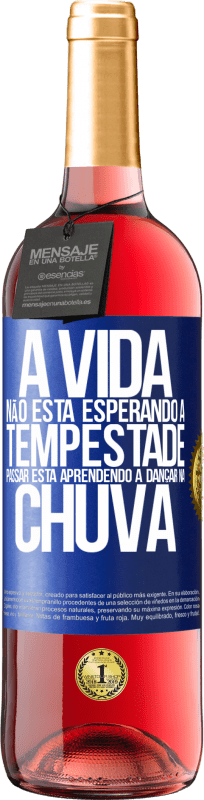 29,95 € | Vinho rosé Edição ROSÉ A vida não está esperando a tempestade passar. Está aprendendo a dançar na chuva Etiqueta Azul. Etiqueta personalizável Vinho jovem Colheita 2025 Tempranillo