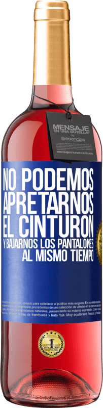 29,95 € | Vino Rosado Edición ROSÉ No podemos apretarnos el cinturón y bajarnos los pantalones al mismo tiempo Etiqueta Azul. Etiqueta personalizable Vino joven Cosecha 2025 Tempranillo