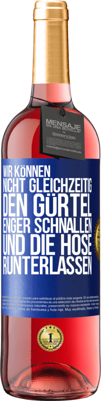 29,95 € Kostenloser Versand | Roséwein ROSÉ Ausgabe Wir können nicht gleichzeitig den Gürtel enger schnallen und die Hose runterlassen Blaue Markierung. Anpassbares Etikett Junger Wein Ernte 2025 Tempranillo