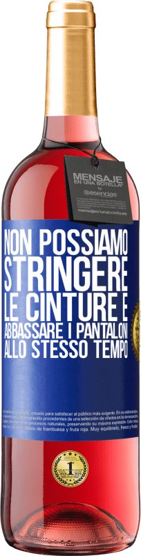 29,95 € | Vino rosato Edizione ROSÉ Non possiamo stringere le cinture e abbassare i pantaloni allo stesso tempo Etichetta Blu. Etichetta personalizzabile Vino giovane Raccogliere 2024 Tempranillo