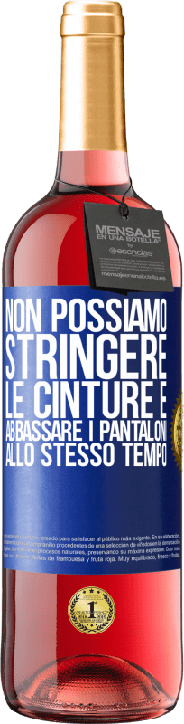 29,95 € Spedizione Gratuita | Vino rosato Edizione ROSÉ Non possiamo stringere le cinture e abbassare i pantaloni allo stesso tempo Etichetta Blu. Etichetta personalizzabile Vino giovane Raccogliere 2025 Tempranillo