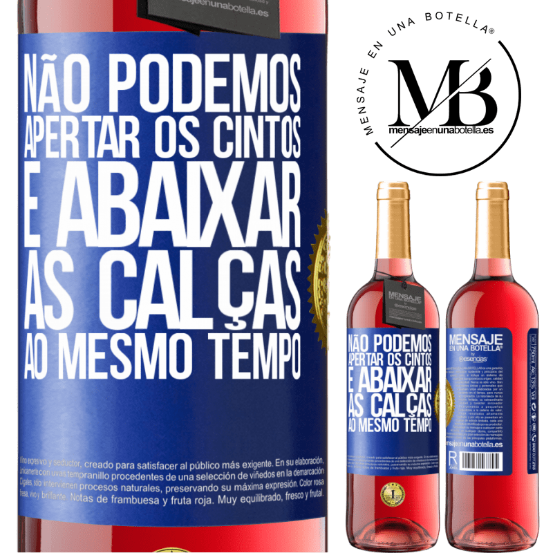 29,95 € Envio grátis | Vinho rosé Edição ROSÉ Não podemos apertar os cintos e abaixar as calças ao mesmo tempo Etiqueta Azul. Etiqueta personalizável Vinho jovem Colheita 2024 Tempranillo