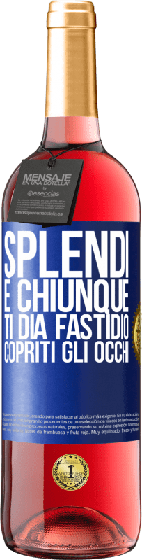 29,95 € Spedizione Gratuita | Vino rosato Edizione ROSÉ Splendi e chiunque ti dia fastidio, copriti gli occhi Etichetta Blu. Etichetta personalizzabile Vino giovane Raccogliere 2025 Tempranillo