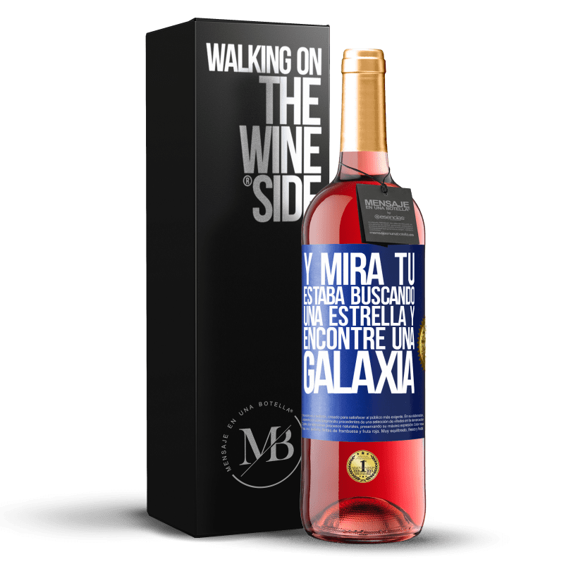 29,95 € Envío gratis | Vino Rosado Edición ROSÉ Y mira tú, estaba buscando una estrella y encontré una galaxia Etiqueta Azul. Etiqueta personalizable Vino joven Cosecha 2024 Tempranillo