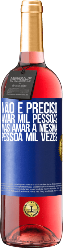 29,95 € | Vinho rosé Edição ROSÉ Não é preciso amar mil pessoas, mas amar a mesma pessoa mil vezes Etiqueta Azul. Etiqueta personalizável Vinho jovem Colheita 2024 Tempranillo