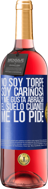 29,95 € | Vino Rosado Edición ROSÉ No soy torpe, soy cariñosa, y me gusta abrazar el suelo cuando me lo pide Etiqueta Azul. Etiqueta personalizable Vino joven Cosecha 2024 Tempranillo