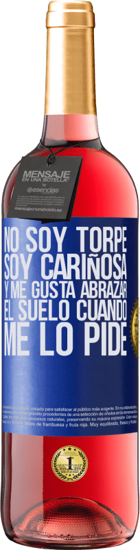 29,95 € Envío gratis | Vino Rosado Edición ROSÉ No soy torpe, soy cariñosa, y me gusta abrazar el suelo cuando me lo pide Etiqueta Azul. Etiqueta personalizable Vino joven Cosecha 2025 Tempranillo