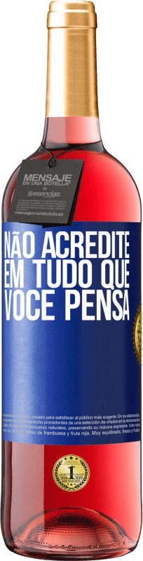 29,95 € | Vinho rosé Edição ROSÉ Não acredite em tudo que você pensa Etiqueta Azul. Etiqueta personalizável Vinho jovem Colheita 2024 Tempranillo